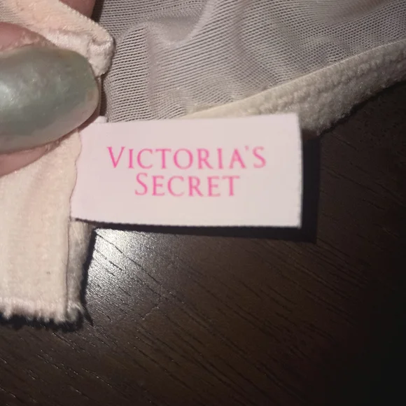 Victoria's Secret Body By Victoria Push-Up Bra Size 38D - Picture 3 of 8